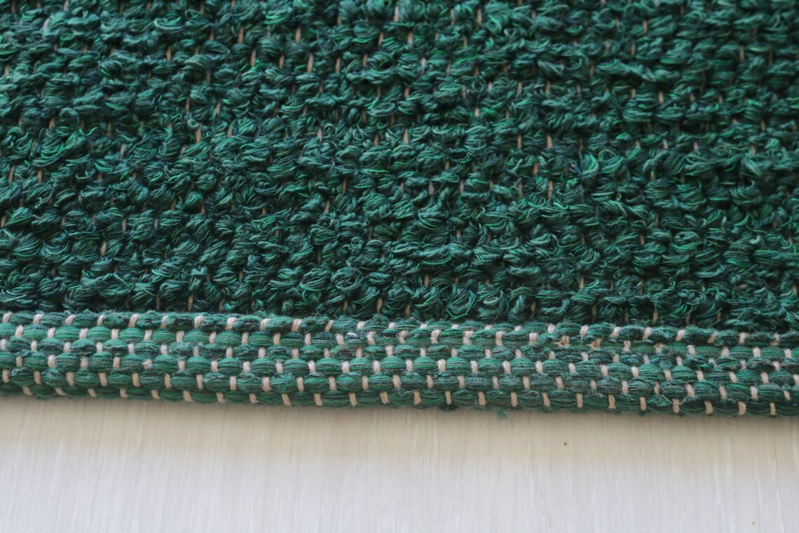 KÄSINKUDOTTU OLOHUONEEN MATTO - TUMMANVIHREÄ