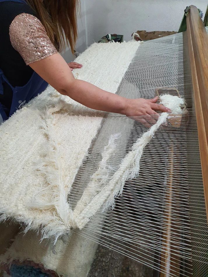 KÄSINKUDOTTU OLOHUONEEN MATTO - RAIDALLINEN SINAPINKELTAINEN