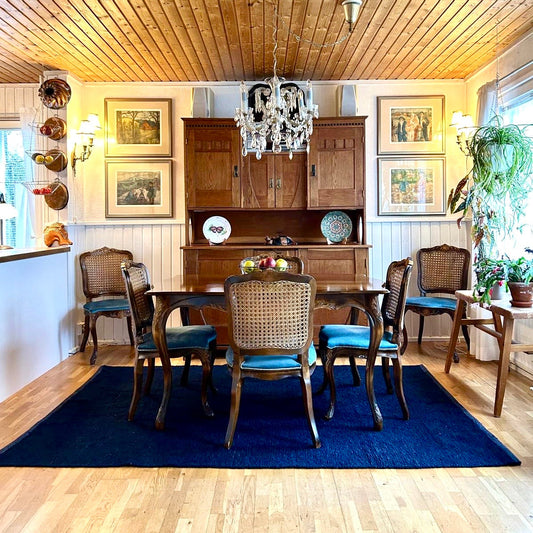 Tummansininen matto sopii täydellisesti vanhaan rintamieskotiin