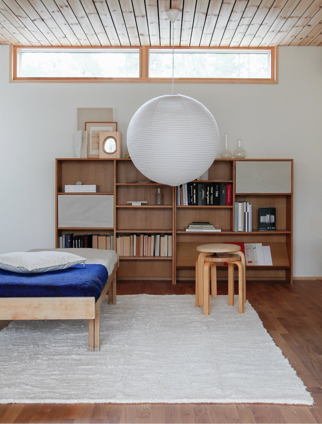 Valkoinen matto tuo tilaan rauhaa ja ajattomuutta