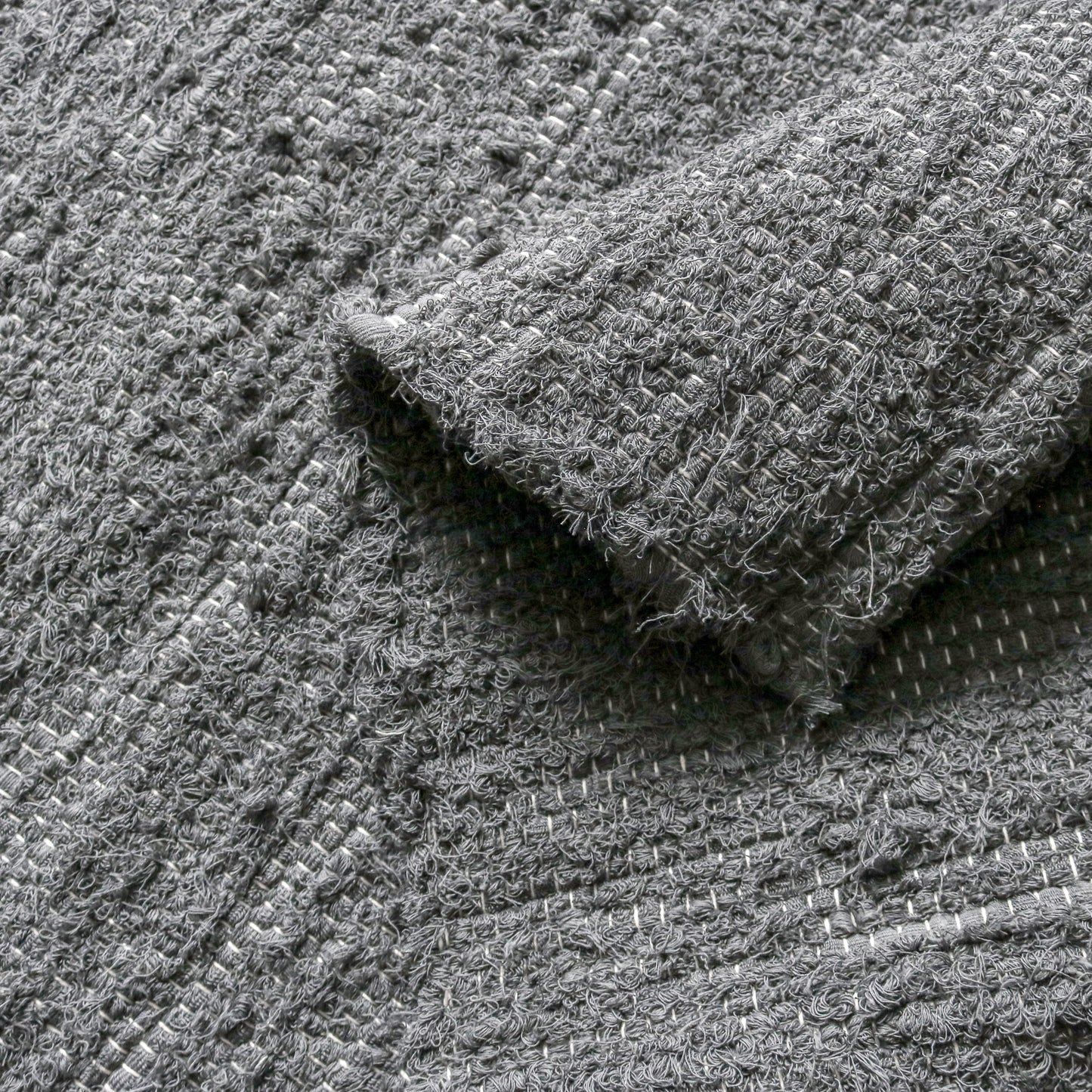 KÄSINKUDOTTU OLOHUONEEN MATTO - SINIHARMAA