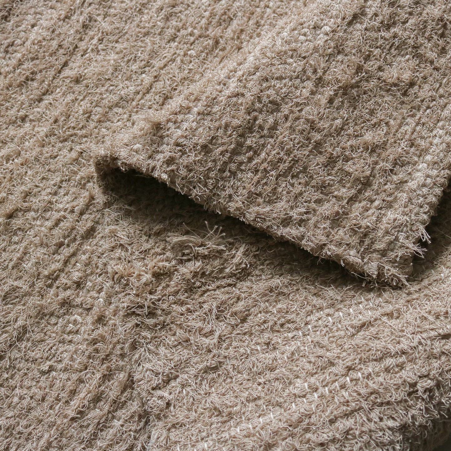 KÄSINKUDOTTU OLOHUONEEN MATTO - TAUPE