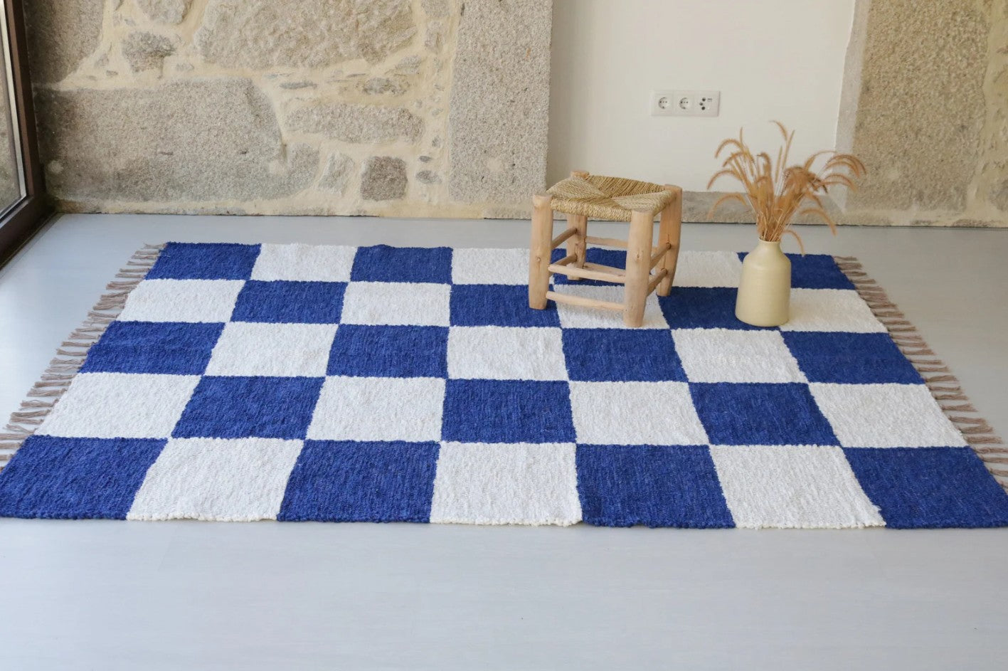 KÄSINKUDOTTU RUUTUMATTO - 140cm x200cm -  SINI-VALKOINEN