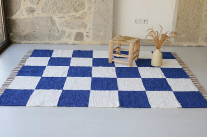 KÄSINKUDOTTU RUUTUMATTO - 140cm x200cm -  SINI-VALKOINEN