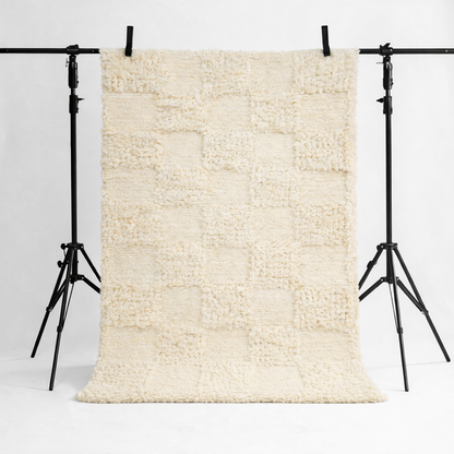 KÄSINKUDOTTU OLOHUONEEN MATTO - SHAKKIRUUTU - LUONNONVALKOINEN